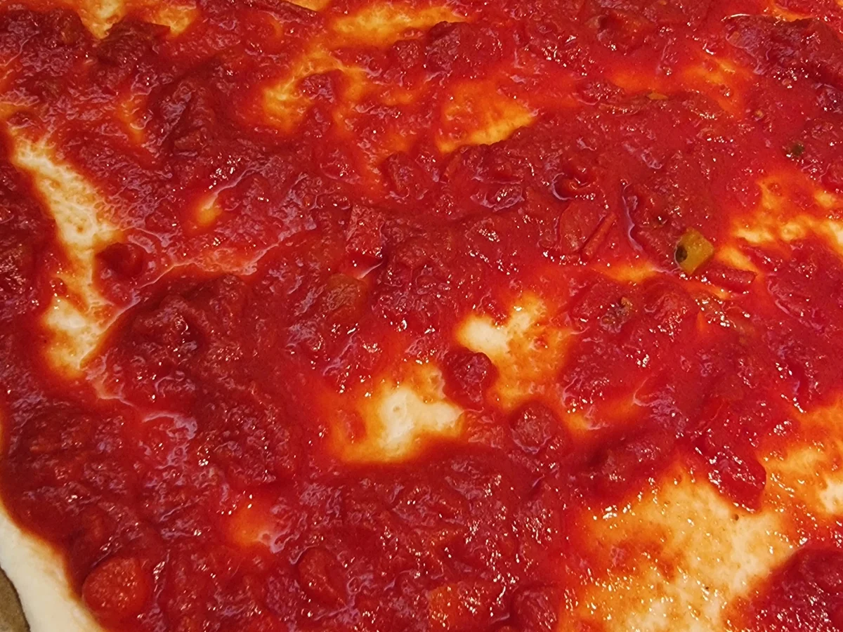 Scharfe Pizza mit Pilzen und Schinken - Rezept - Bild Nr. 16653