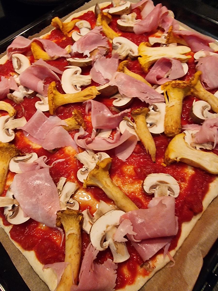 Scharfe Pizza mit Pilzen und Schinken - Rezept - Bild Nr. 16654
