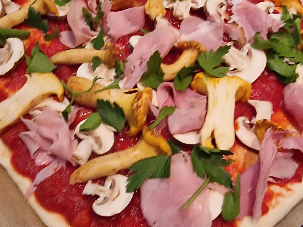 Scharfe Pizza mit Pilzen und Schinken - Rezept - Bild Nr. 16655