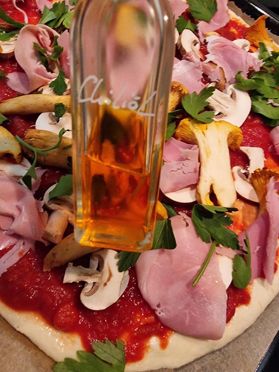 Scharfe Pizza mit Pilzen und Schinken - Rezept - Bild Nr. 16656