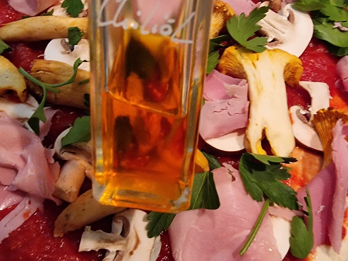 Scharfe Pizza mit Pilzen und Schinken - Rezept - Bild Nr. 16656