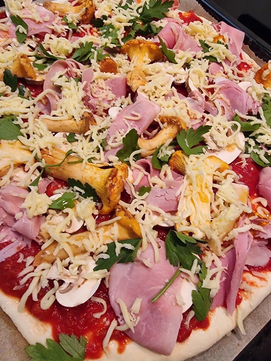 Scharfe Pizza mit Pilzen und Schinken - Rezept - Bild Nr. 16657