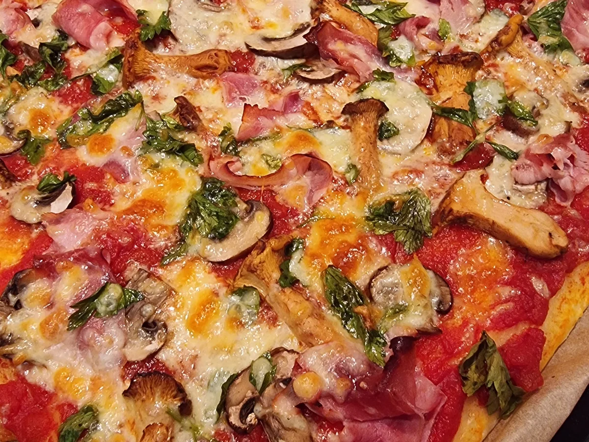 Scharfe Pizza mit Pilzen und Schinken - Rezept - Bild Nr. 16658