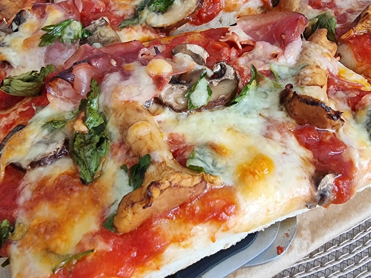 Scharfe Pizza mit Pilzen und Schinken - Rezept - Bild Nr. 16659