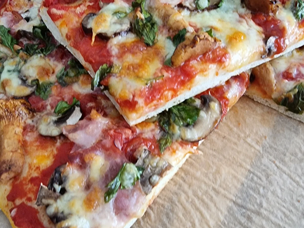 Scharfe Pizza mit Pilzen und Schinken - Rezept - Bild Nr. 16660