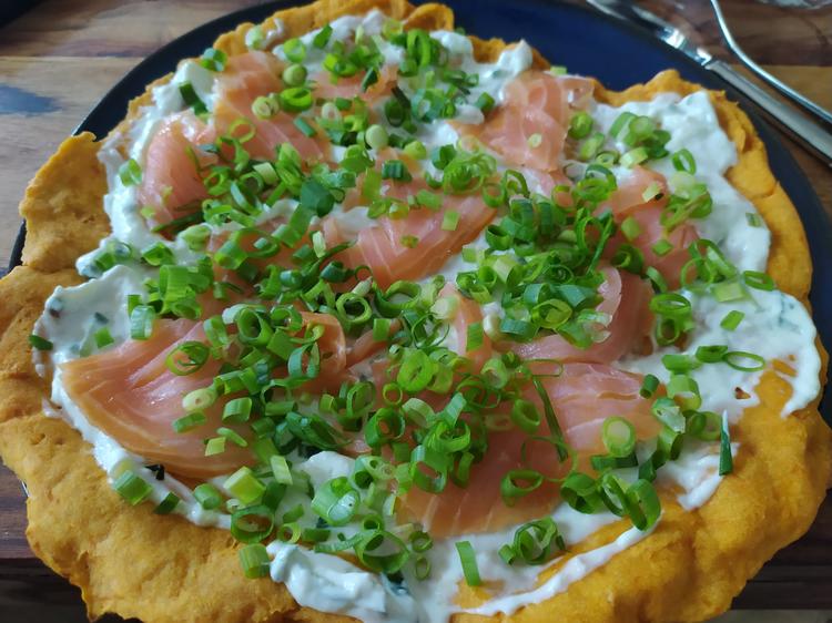 Süßkartoffel-Flammkuchen mit Räucherlachs, Tzatziki und ...