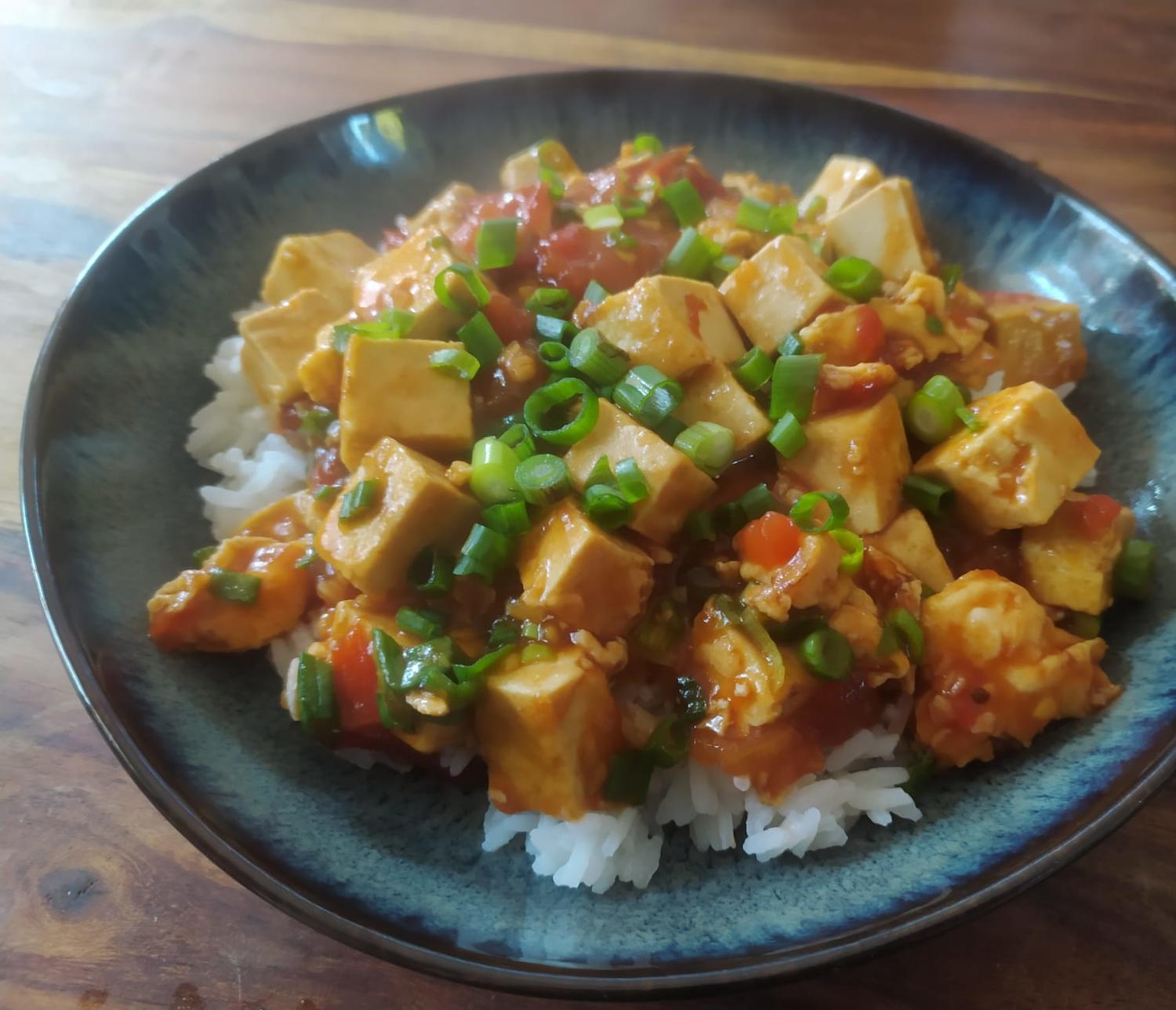 Eier-Tofu in Tomaten-Sojasauce mit Reis - Rezept - kochbar.de