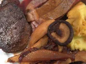 Kobe-Rind auf Wasabi-Püree, Gänseleber und Birne - Rezept - Bild Nr. 16645