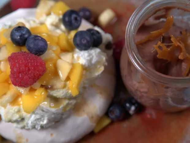 Rezept: Mousse au Chocolat mit Karamellgitter und Tonkacreme Bild Nr. 2 Mousse au Chocolat mit Karamellgitter und Tonkacreme - Rezept - Bild Nr. 2