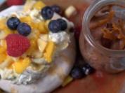 Mousse au Chocolat mit Karamellgitter und Tonkacreme - Rezept - Bild Nr. 2