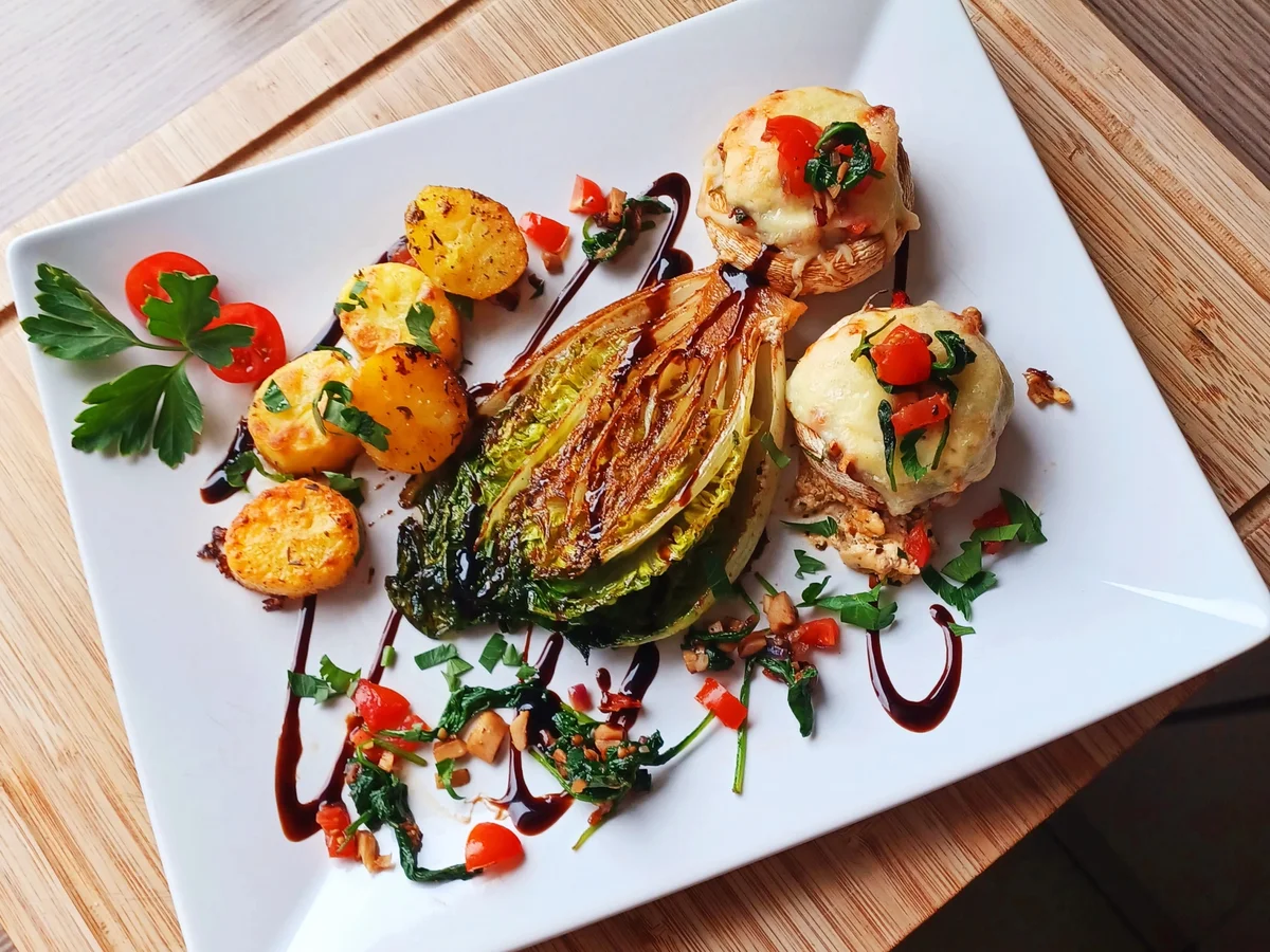 Gefüllte Champignons zu gebratenem Salat und Ofenkartoffeln - Rezept - Bild Nr. 16645