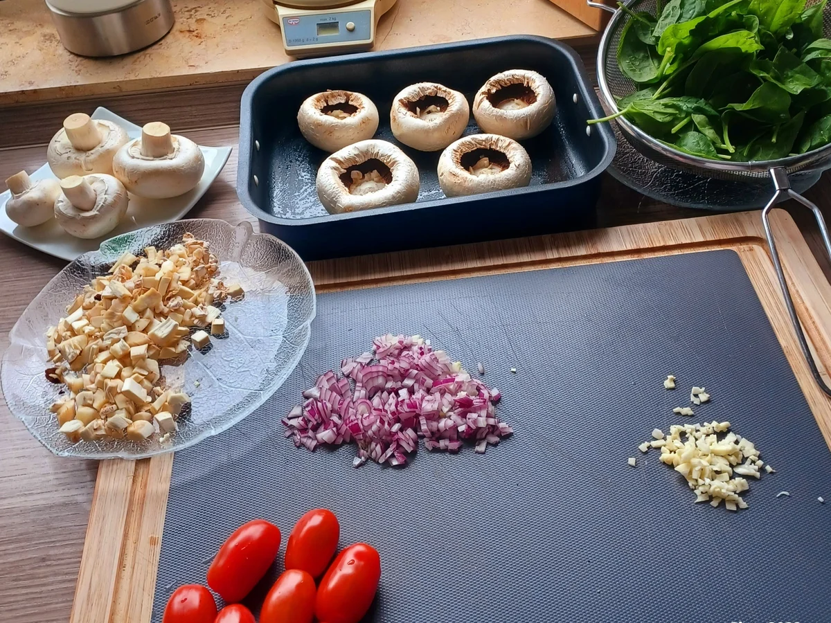 Gefüllte Champignons zu gebratenem Salat und Ofenkartoffeln - Rezept - Bild Nr. 16646