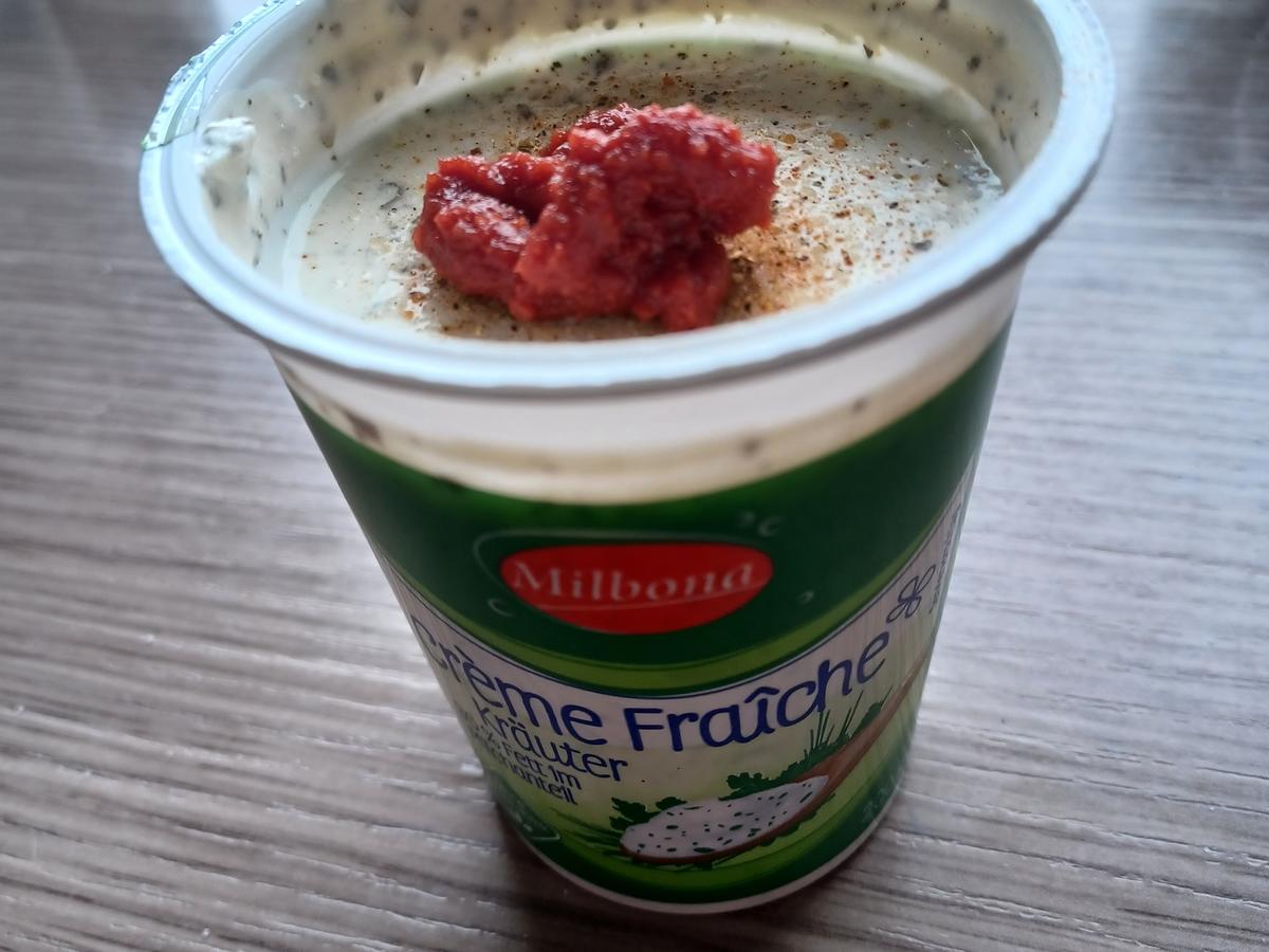 Gefüllte Champignons zu gebratenem Salat