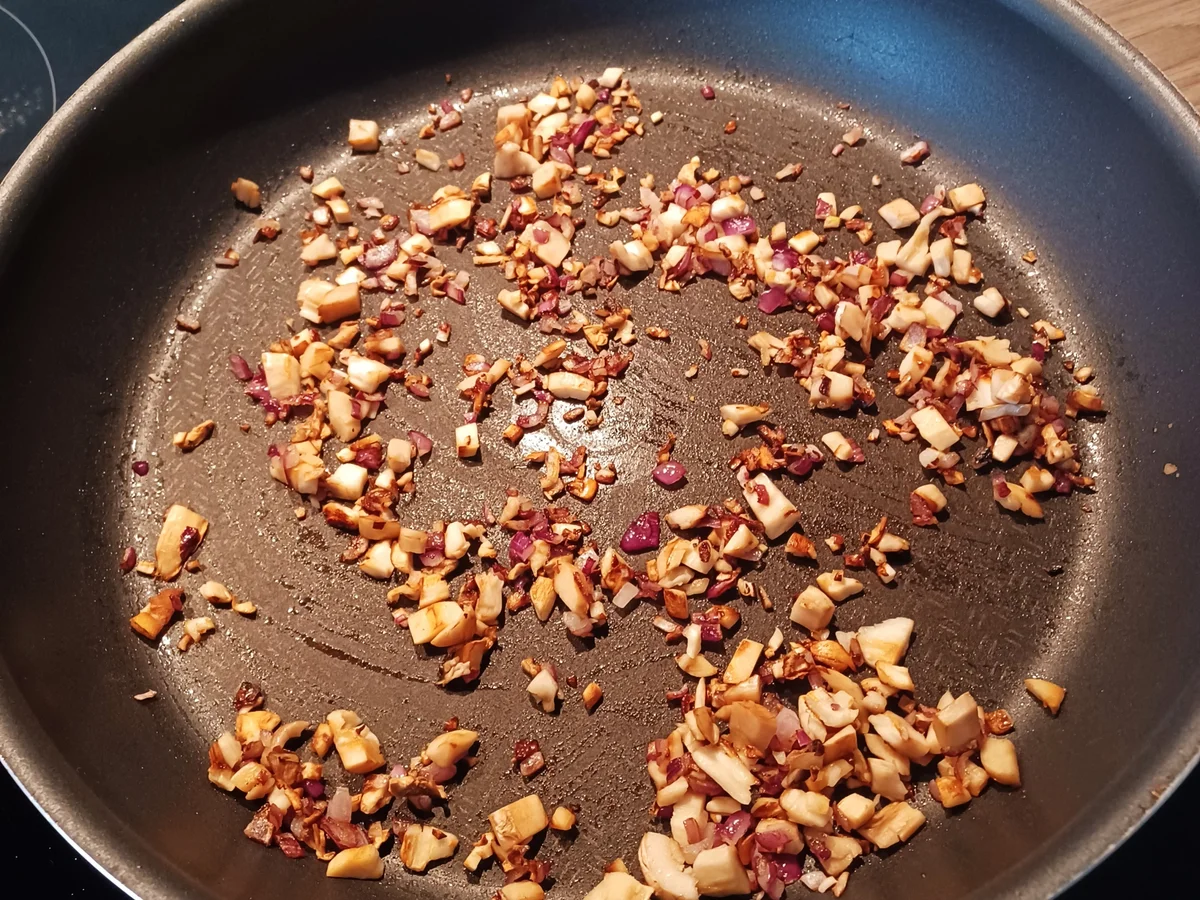 Gefüllte Champignons zu gebratenem Salat und Ofenkartoffeln - Rezept - Bild Nr. 16648