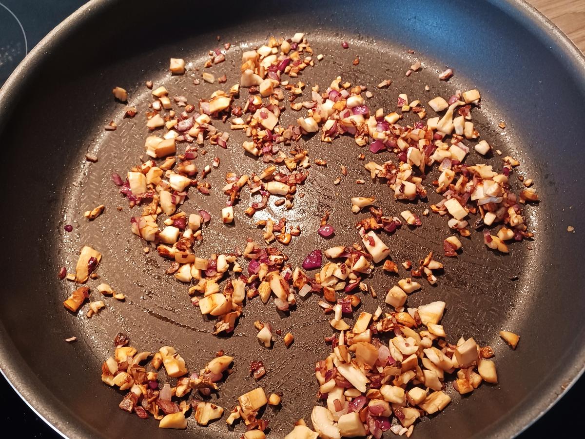 Gefüllte Champignons zu gebratenem Salat