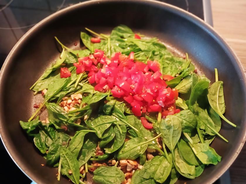 Gefüllte Champignons zu gebratenem Salat