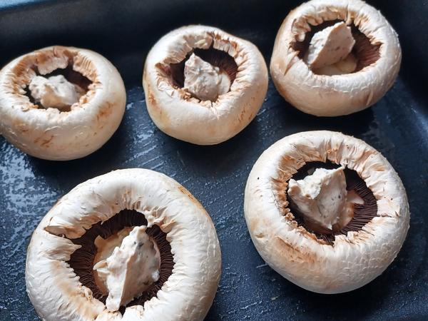 Gefüllte Champignons zu gebratenem Salat