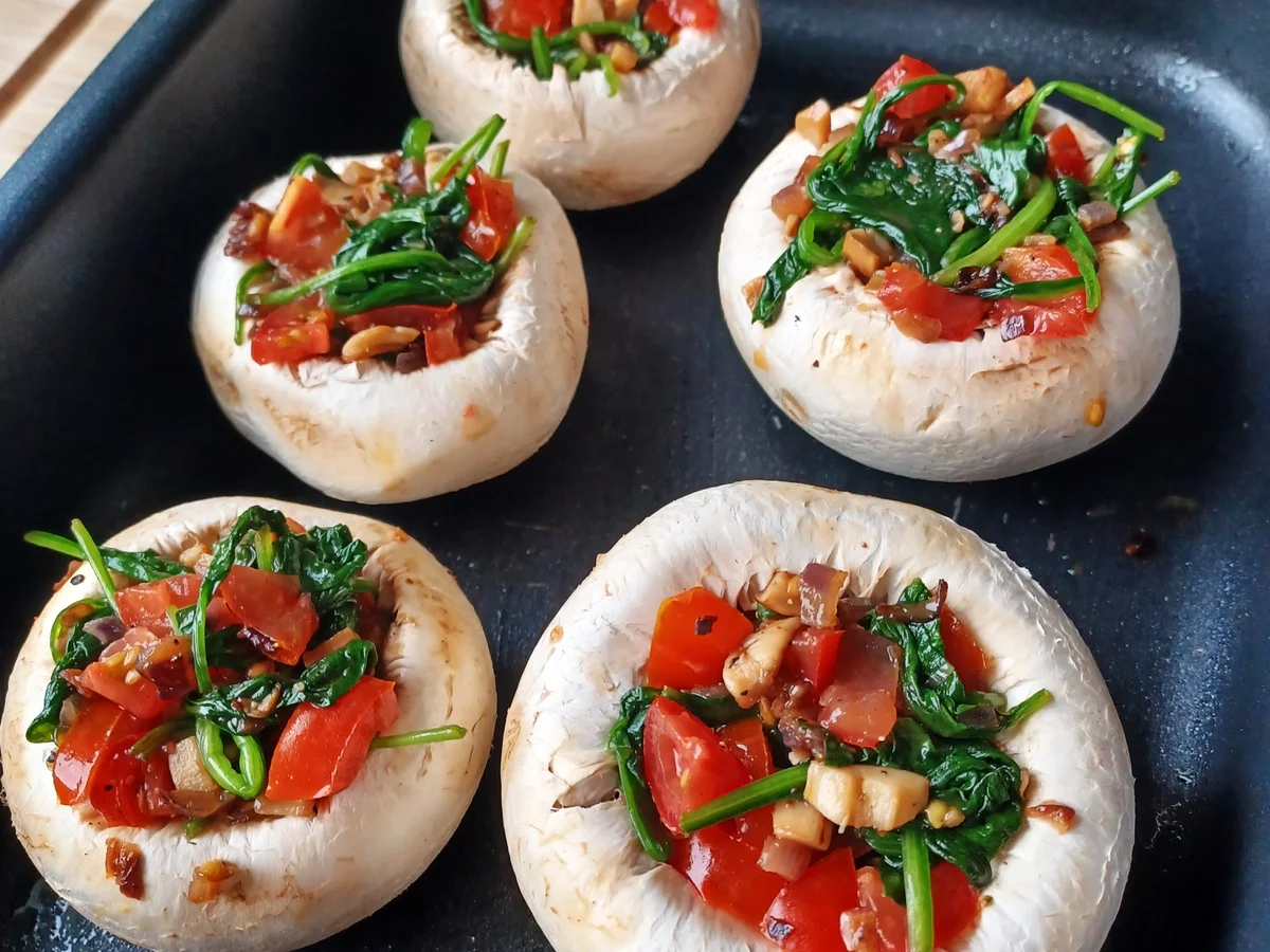 Gefüllte Champignons zu gebratenem Salat und Ofenkartoffeln - Rezept - Bild Nr. 16651