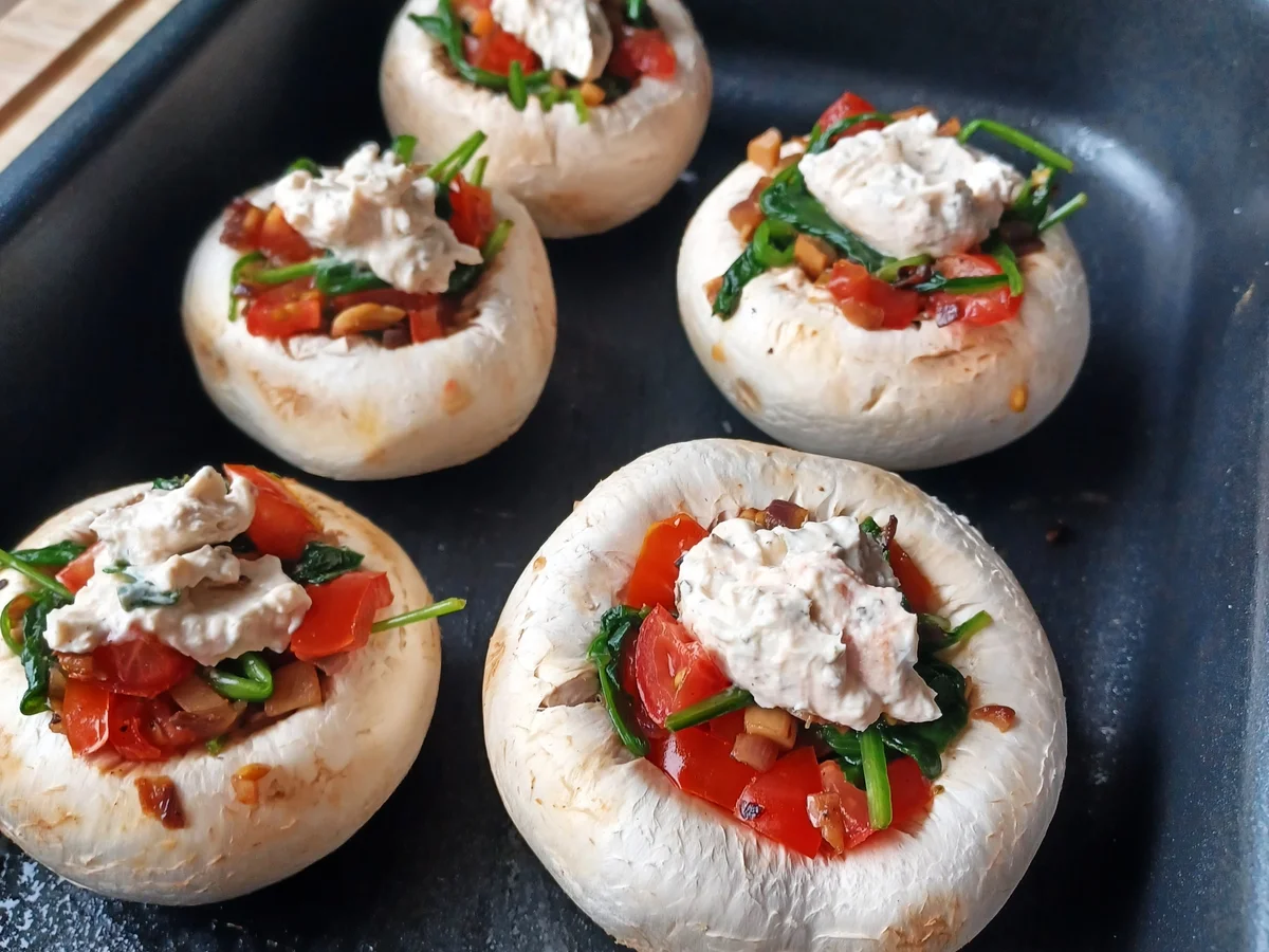 Gefüllte Champignons zu gebratenem Salat und Ofenkartoffeln - Rezept - Bild Nr. 16652