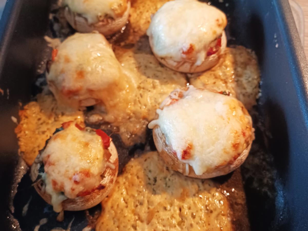 Gefüllte Champignons zu gebratenem Salat Gefüllte Champignons zu gebratenem Salat