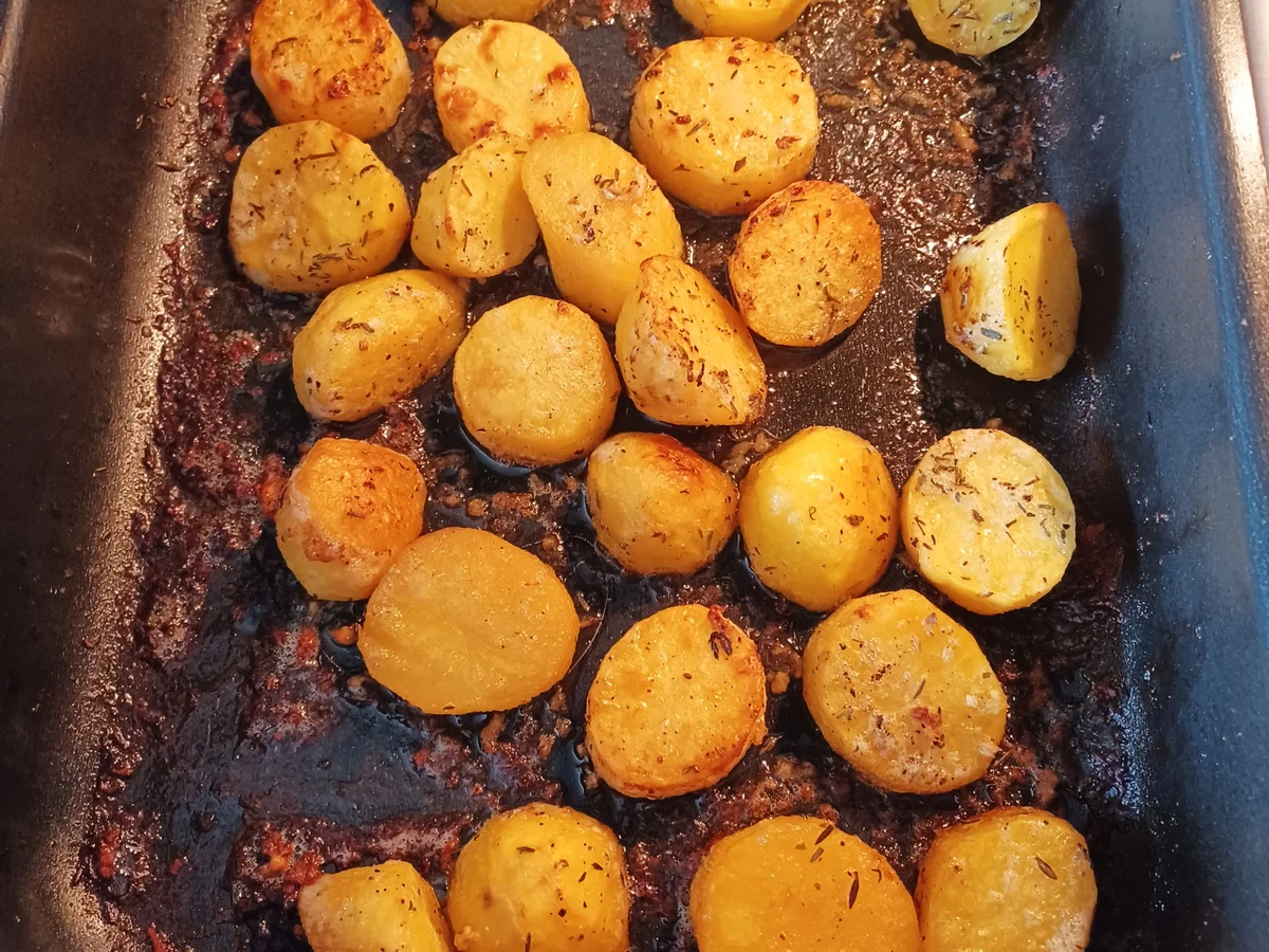 Gefüllte Champignons zu gebratenem Salat und Ofenkartoffeln - Rezept - Bild Nr. 16654