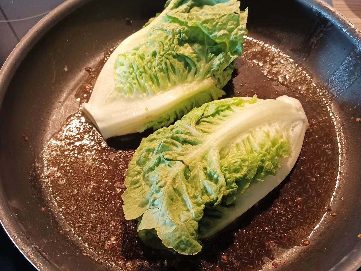 Gefüllte Champignons zu gebratenem Salat und Ofenkartoffeln - Rezept - Bild Nr. 16656
