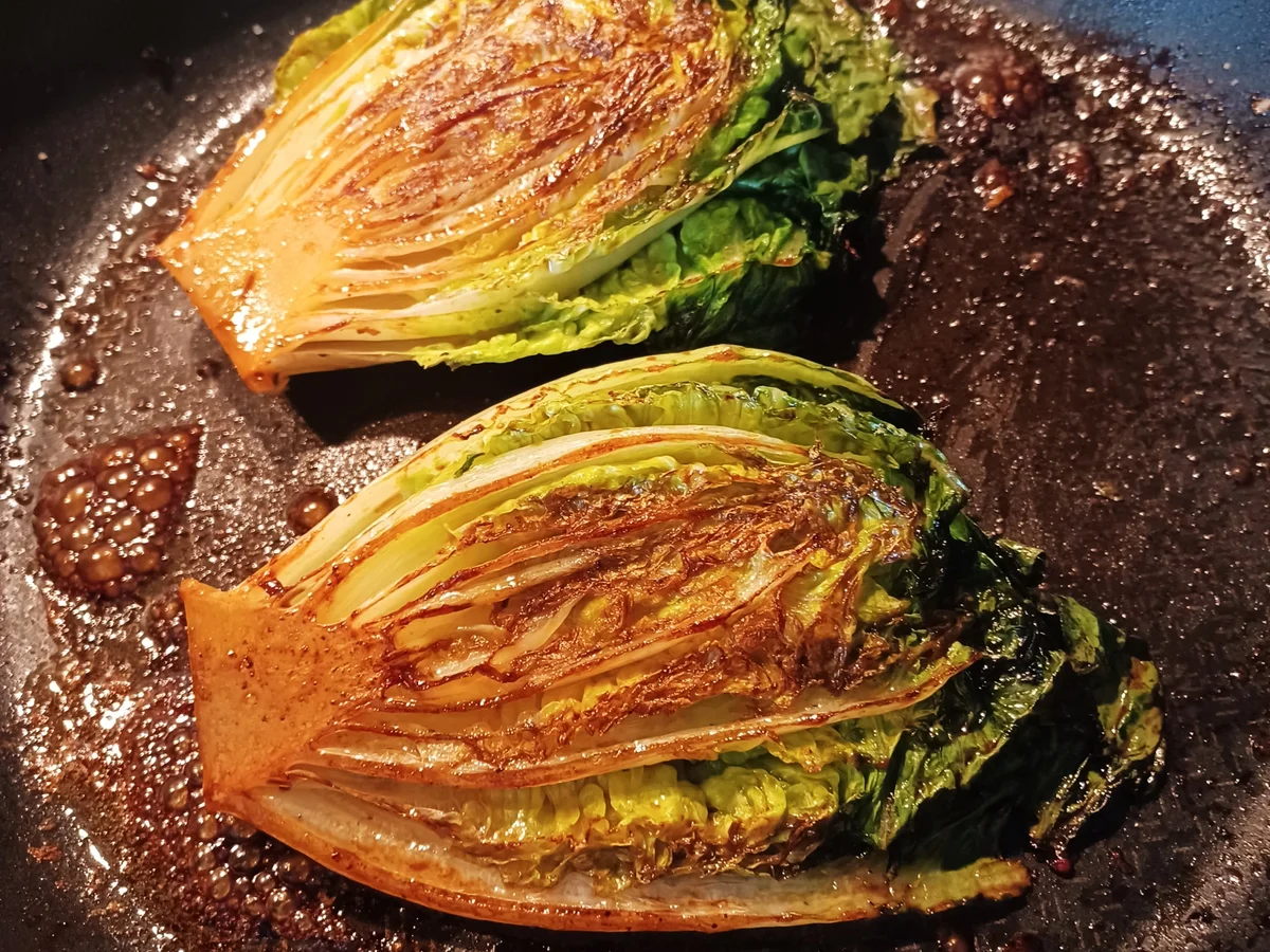 Gefüllte Champignons zu gebratenem Salat und Ofenkartoffeln - Rezept - Bild Nr. 16657