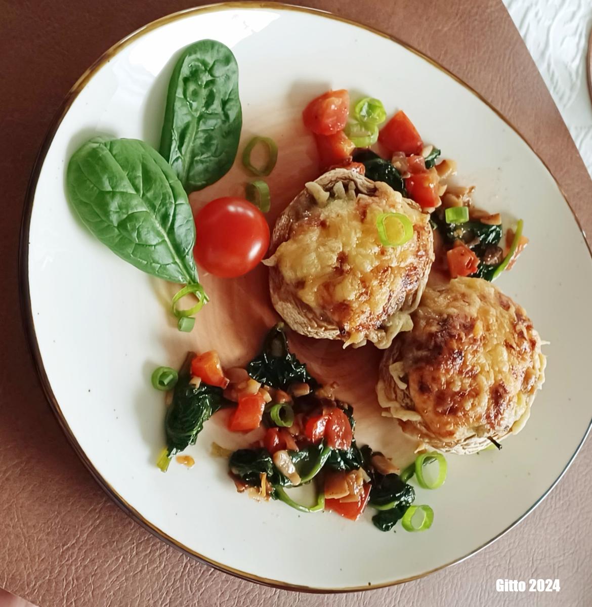 Gefüllte Champignons zu gebratenem Salat und Ofenkartoffeln - Rezept - Bild Nr. 16659