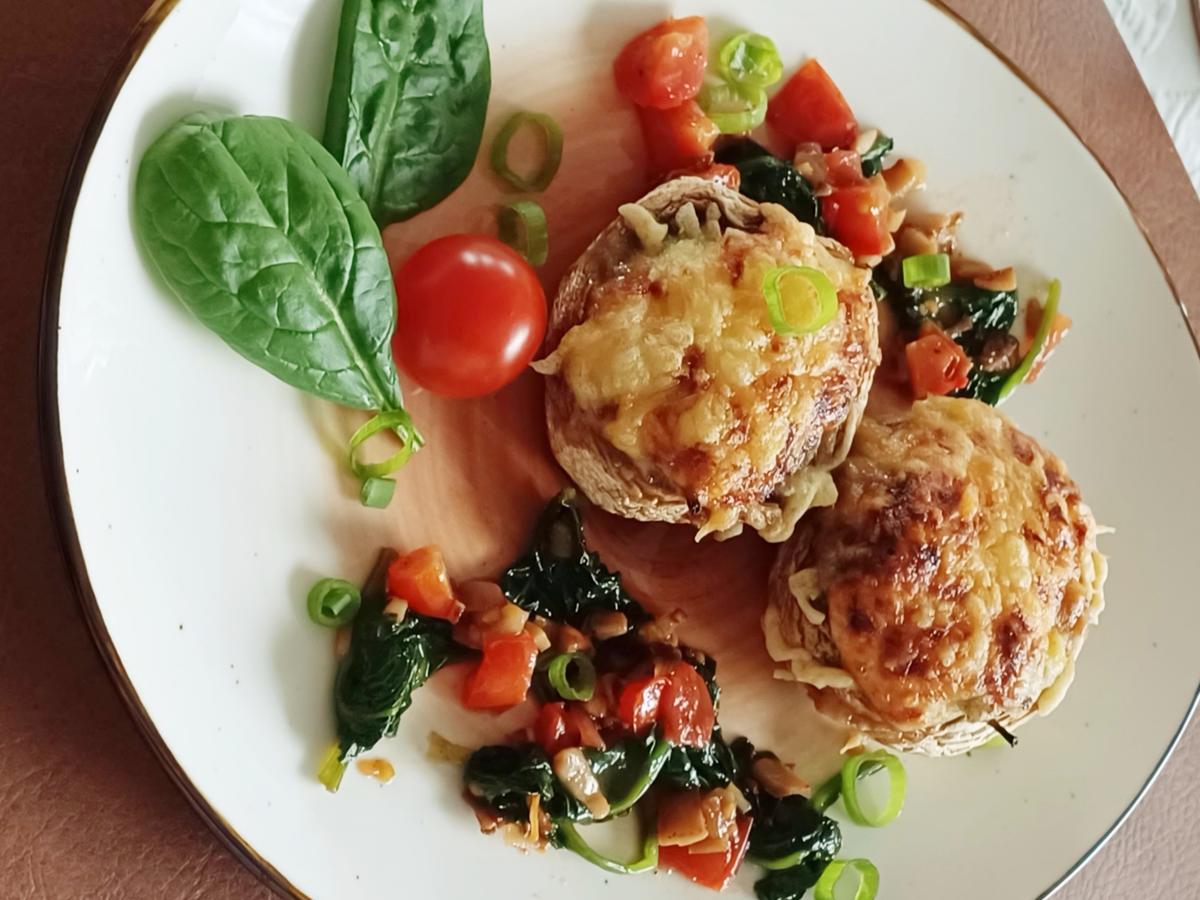 Gefüllte Champignons zu gebratenem Salat