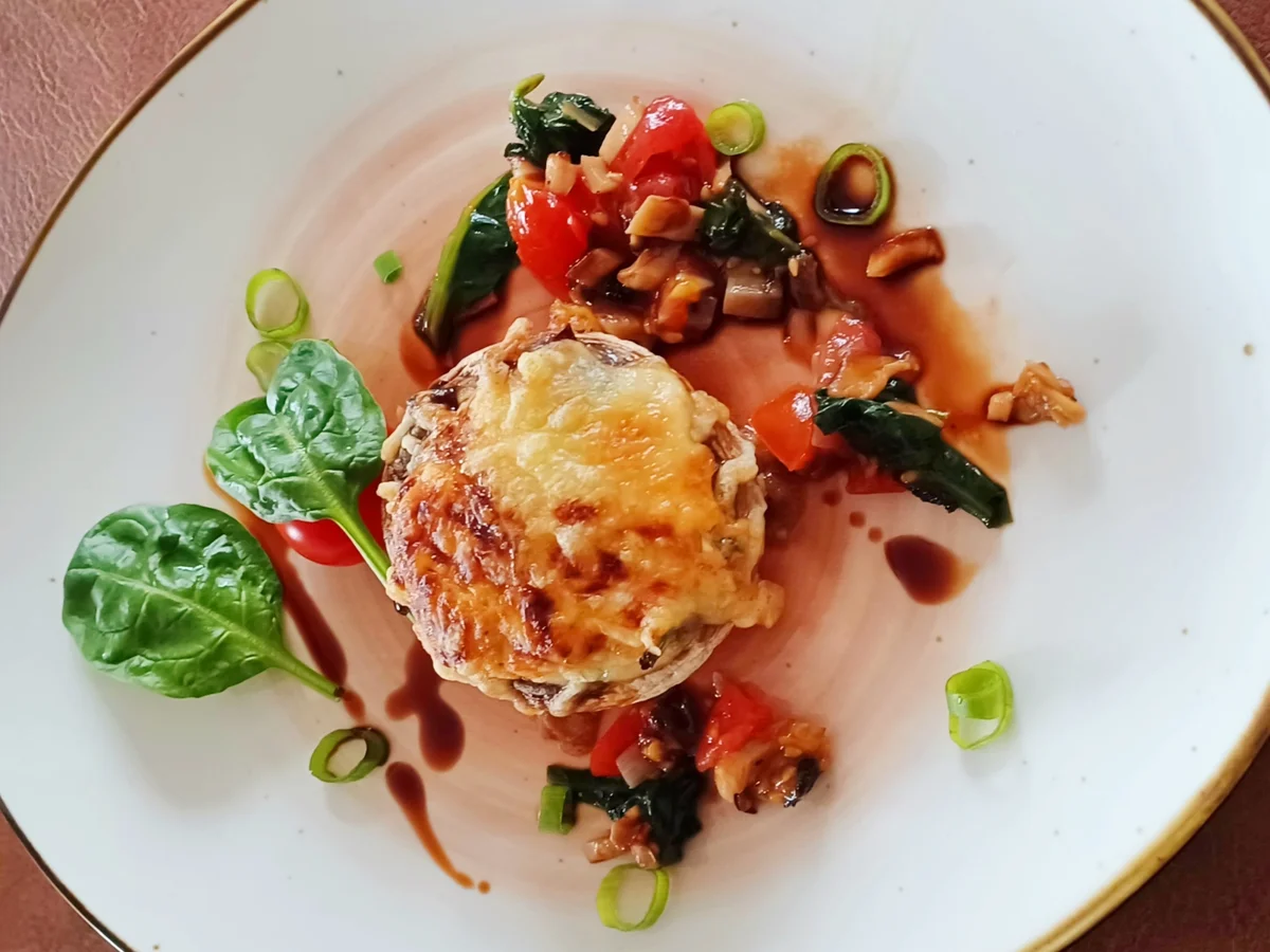 Gefüllte Champignons zu gebratenem Salat und Ofenkartoffeln - Rezept - Bild Nr. 16660