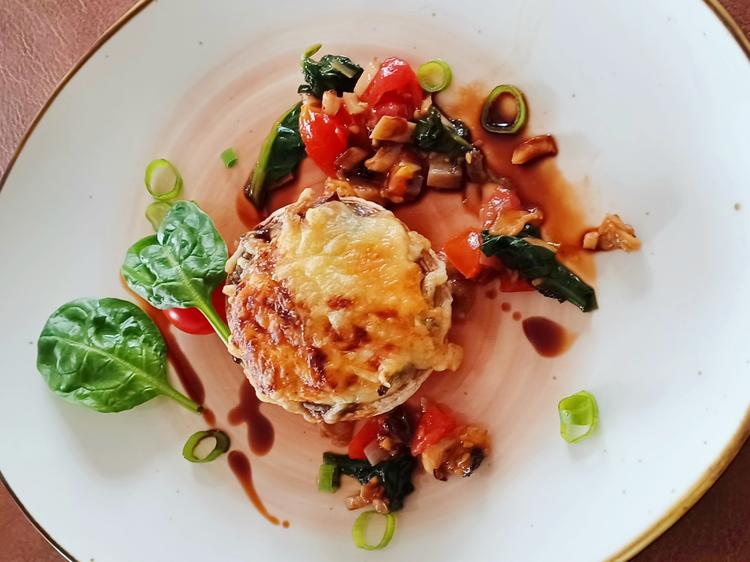 Gefüllte Champignons zu gebratenem Salat Gefüllte Champignons zu gebratenem Salat