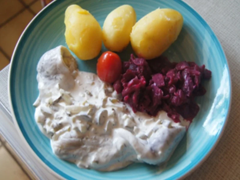 Rezept: Sahne-Heringsfilets mit Rote-Bete-Salat und Pellkartoffeln Bild Nr. 2 Sahne-Heringsfilets mit Rote-Bete-Salat und Pellkartoffeln - Rezept - Bild Nr. 2