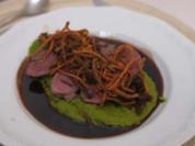 Straußenfilet mit Erbsenpüree und karamellisierten Rotweinzwiebeln - Rezept - Bild Nr. 16653