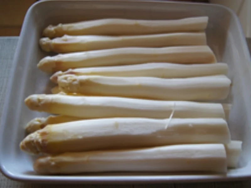 Spargel mit Kräutersauce, Krustenbraten, Kochschinken und Kartoffelpilzen - Rezept - Bild Nr. 3