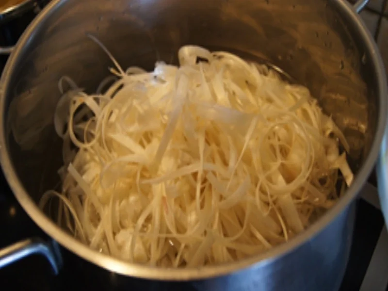 Spargel mit Kräutersauce, Krustenbraten, Kochschinken und Kartoffelpilzen - Rezept - Bild Nr. 4