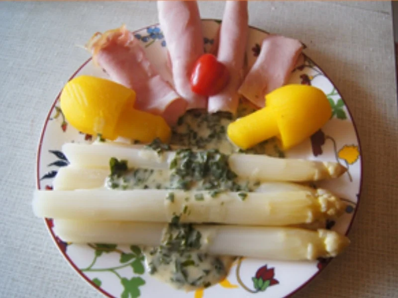 Spargel mit Kräutersauce, Krustenbraten, Kochschinken und Kartoffelpilzen - Rezept - Bild Nr. 14