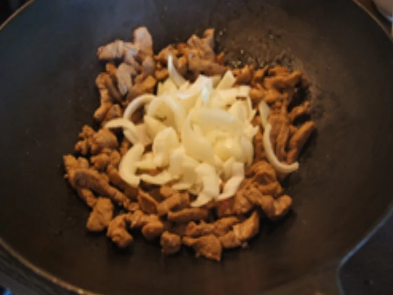 Schweinefiletstreifen mit Paprika-Zwiebel-Streifen im Wok mit gelben Basmatireis - Rezept - Bild Nr. 13