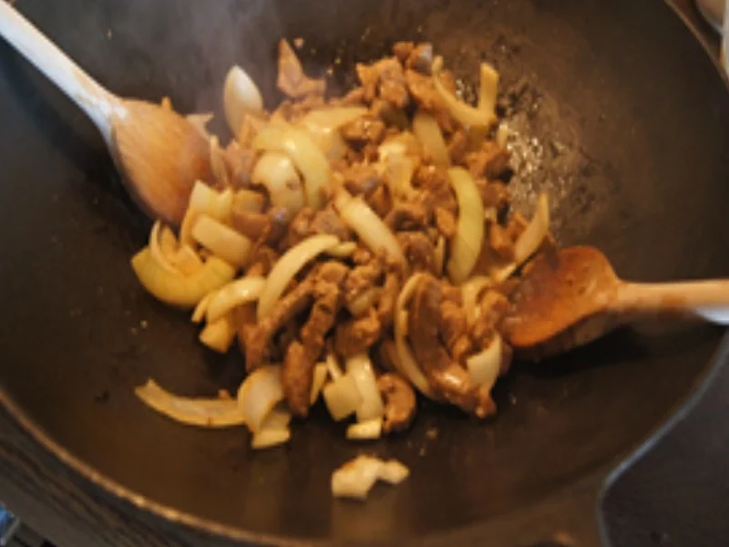 Schweinefiletstreifen mit Paprika-Zwiebel-Streifen im Wok mit gelben Basmatireis - Rezept - Bild Nr. 15