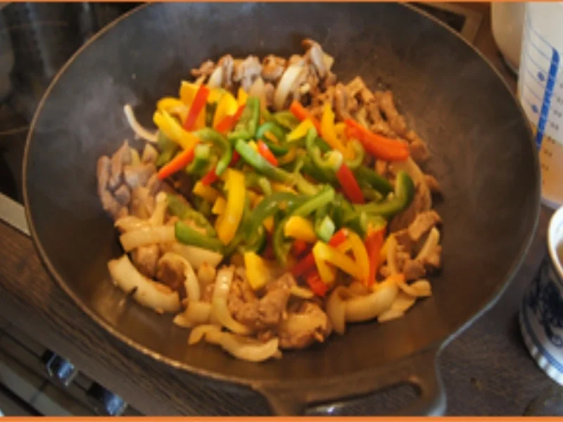 Schweinefiletstreifen mit Paprika-Zwiebel-Streifen im Wok mit gelben Basmatireis - Rezept - Bild Nr. 16