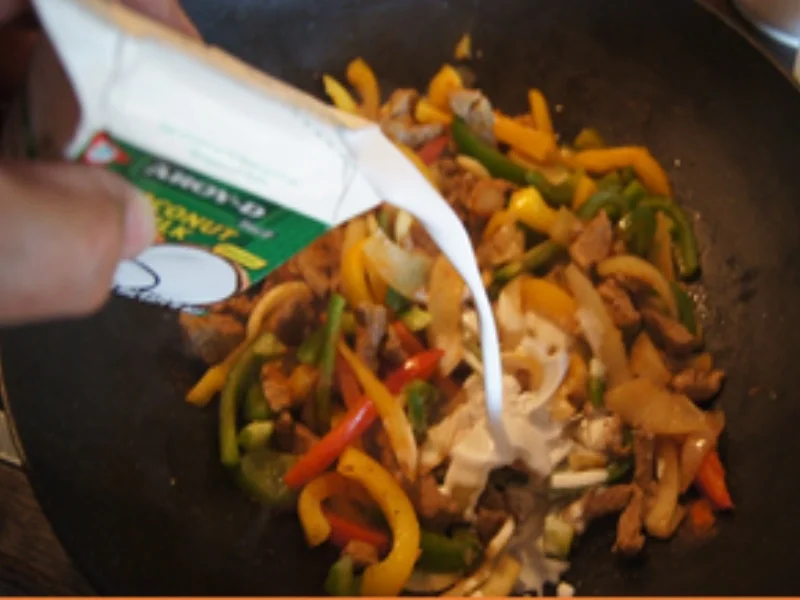 Schweinefiletstreifen mit Paprika-Zwiebel-Streifen im Wok mit gelben Basmatireis - Rezept - Bild Nr. 17