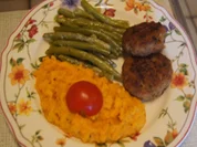 Gefüllte-Frikadellen mit Busch-Bohnen und Süßkartoffel-Creme - Rezept - Bild Nr. 16654