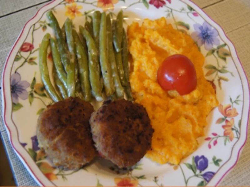 Rezept: Gefüllte-Frikadellen mit Busch-Bohnen und Süßkartoffel-Creme Bild Nr. 16668 Gefüllte-Frikadellen mit Busch-Bohnen und Süßkartoffel-Creme - Rezept - Bild Nr. 16668