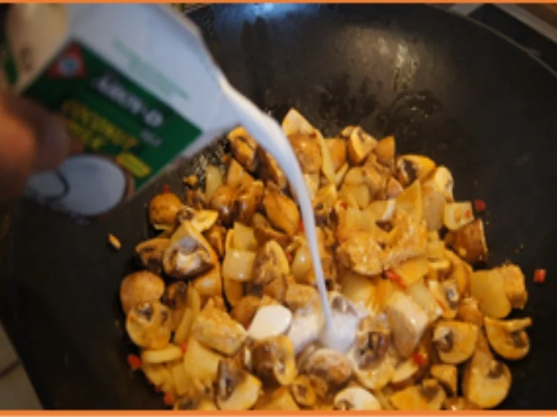 Rezept: Rotes Hähnchencurry mit Champignons und Basmatireis Bild Nr. 16664 Rotes Hähnchencurry mit Champignons und Basmatireis - Rezept - Bild Nr. 16664