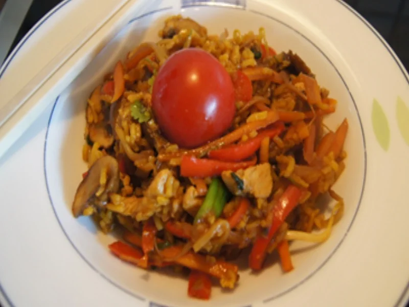 Gebratener Reis mit Hähnchenfleisch und Gemüse - Rezept - Bild Nr. 16654