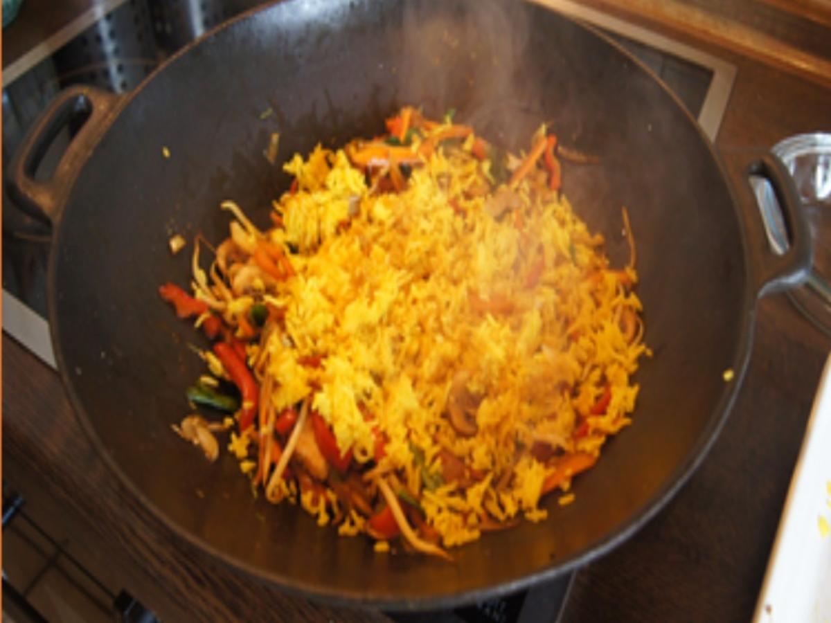 Gebratener Reis mit Hähnchenfleisch und Gemüse - Rezept - Bild Nr. 16663