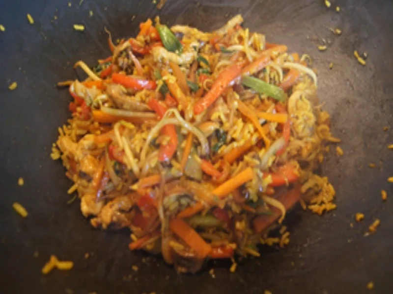 Gebratener Reis mit Hähnchenfleisch und Gemüse - Rezept - Bild Nr. 16664