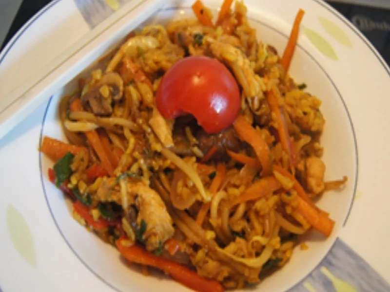 Gebratener Reis mit Hähnchenfleisch und Gemüse - Rezept - Bild Nr. 16665