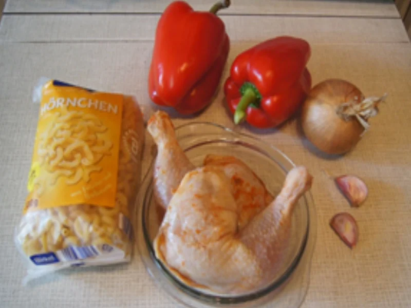 Hähnchenkeulen mit Paprikasauce und Hörnchen Nudeln - Rezept - Bild Nr. 3