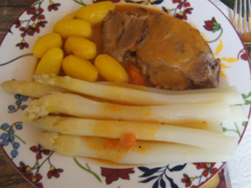 Schweinenackenbraten mit Sauce, Spargel und Drillingen - Rezept - Bild Nr. 16656