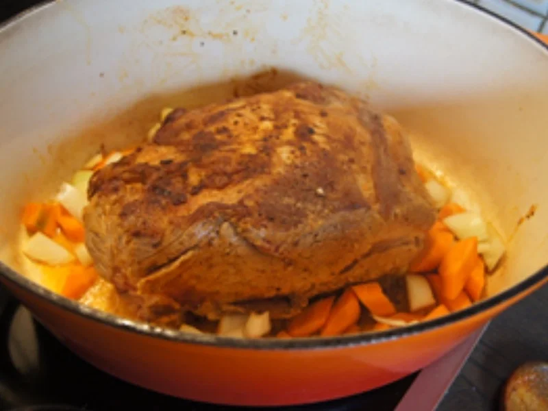 Schweinenackenbraten mit Sauce, Spargel und Drillingen - Rezept - Bild Nr. 16658